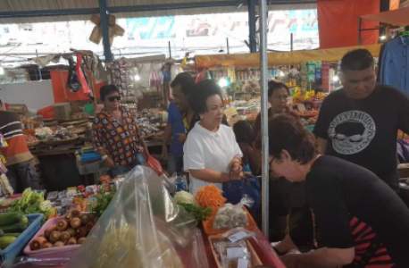 Nortje Van Bone saat turun ke pasar Pinasungkulan.