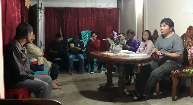 Hukum Tua Audy Wungkar (kanan) saat memimpin rapat
