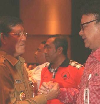 Wali Kota Manado Vicky Lumentut, saat berjabat tangan dengan Mendagri Tjahjo Kumolo.