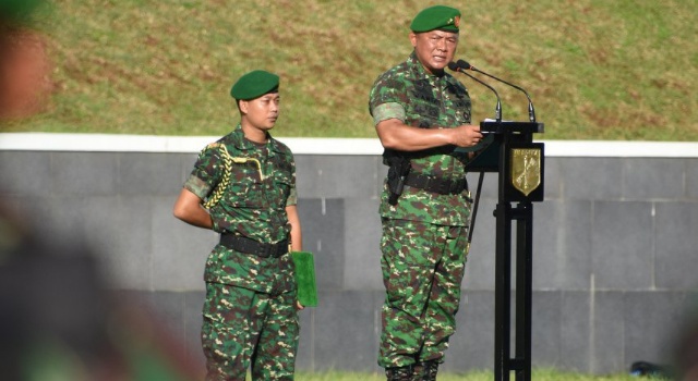 Mayjen TNI Ganip Warsito saat memimpin upacara 17-an