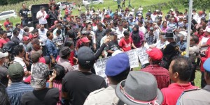 Massa Demo di DPRD Mitra