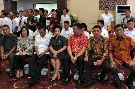 Ketua DPRD Kota Manado (Tengah) diantara pimpinan DPRD Kabupaten dan Kota se Sulut.