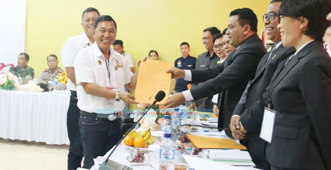 James Sumendap dan Jocke Legi menerima hasil penetapan pasangan calon dari KPU Minahasa Tenggara