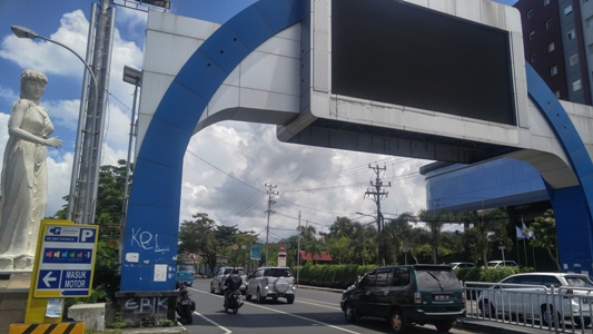 Salah satu contoh reklame yang membentang di ruas jalan Boulevard Manado.