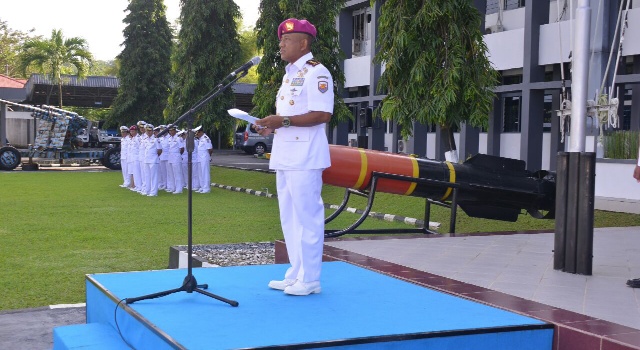 Kolonel Marinir Budi Purnama saat memimpin upacara