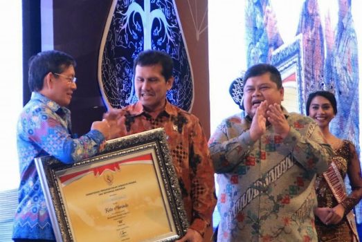 Wali Kota Manado, Vicky Lumentut saat menerima penghargaan LAKIP, diserahkan Menpan RB DR. Asman Abnur.