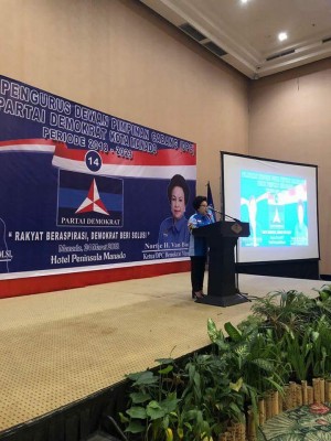 Ketua DPC Partai Demokrat Kota Manado, Nortje Van Bone saat memberikan sambutan 
