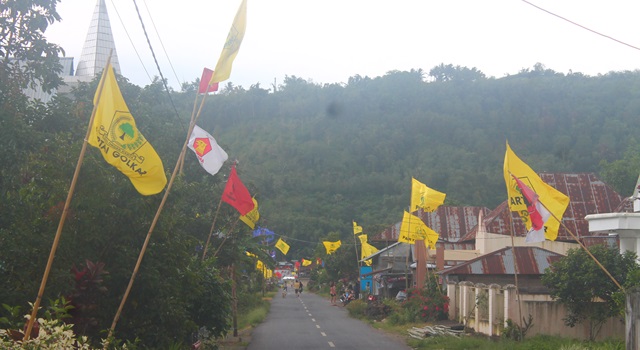 Panji Partai Golkar sangat mendominasi salah satu desa di Kecamatan Kakas
