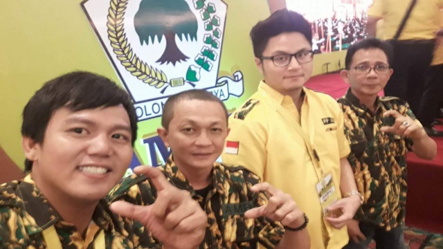 Adrian Jolie Paruntu (Jas Kuning) Bersama Beberapa Pengurus AMPG Sulut