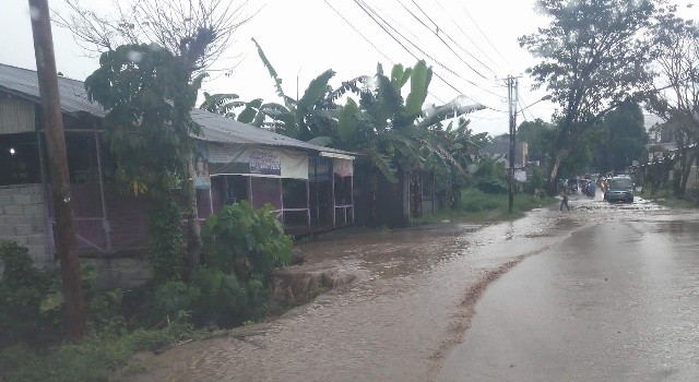 Banjir di jalan Desa Paslaten.