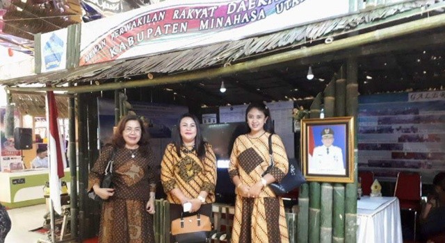 Legislator cantik Nona Rimporok, Yetty Karamoy dan Cynthia Erkles foto di depan Stand DPRD Minut.
