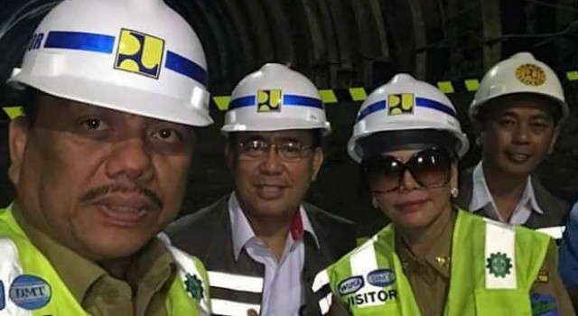 Gubernur Sulut Olly Dondokambey dan Bupati Minut Vonnie Panambunan meninjau lokasi pembangunan terowongan,