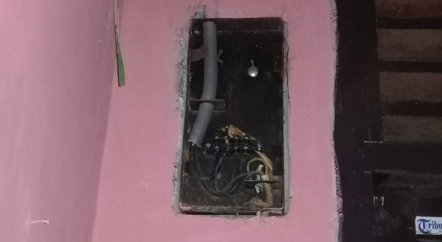 Kondisi meteran listrik di rumah Paulus Rondonuwu yang dibongkar.
