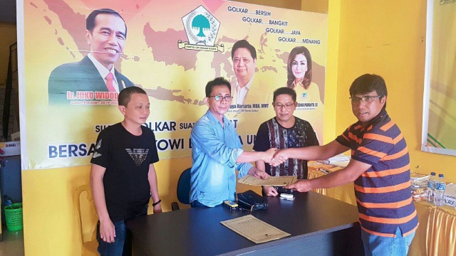 Ketua Partai Golkar Kecamatan Tatapaan, Hesky Rawung Saat Memasukkan Surat Pengunduran Diri