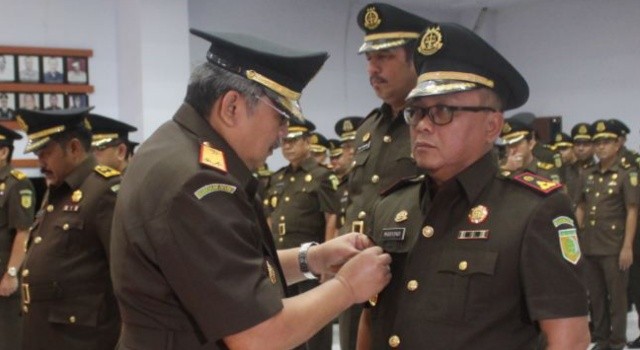 Kajati Sulut Roskanedi menyematkan tanda jabatan kepada Kajari Manado yang baru Maryono SH MH.