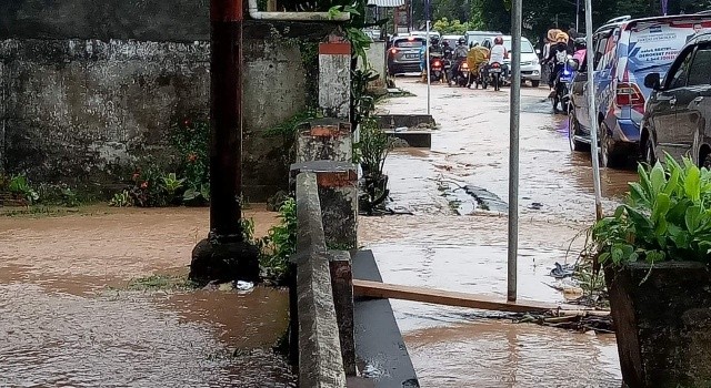 Rumah warga dan jalan di Desa Paslaten dikepung banjir. 