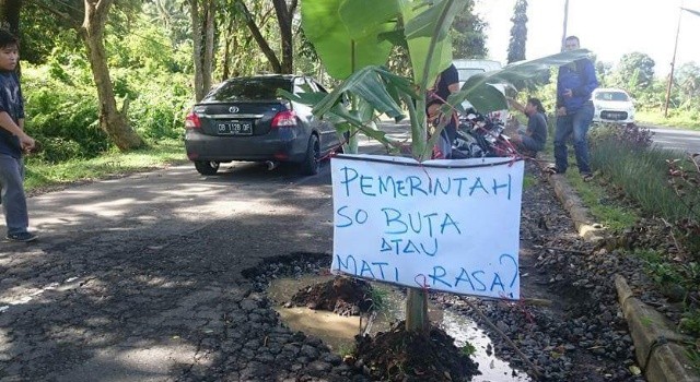 Aksi warga menanam pohon di lubang Jalan Ir Soekarno.