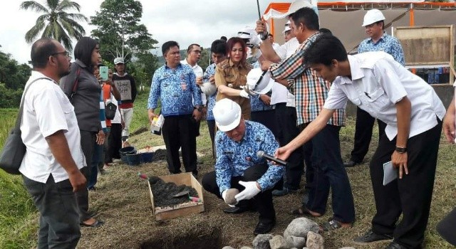 Sekda Minut Ir Jemmy Kuhu MA ikut meletakkan batu sebagai dasar pembangunan.