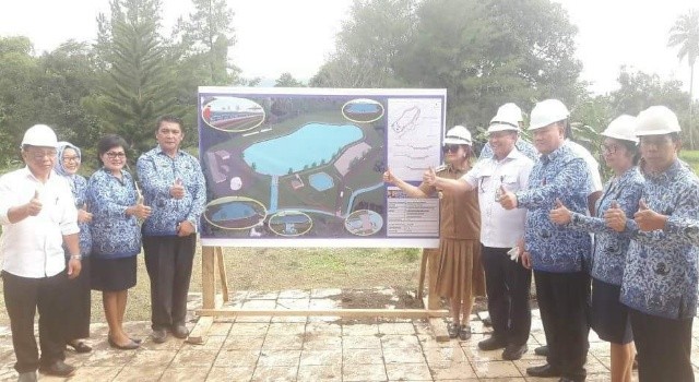 Foto bersama Kepala Balai Wilayah Sungai Sulawesi 1 Djidon Watania, Bupati Minut Vonnie Panambunan, serta jajaran.