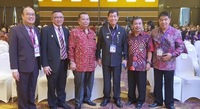 Kebersamaan Wabup Minut Joppi Lengkong dengan para pelayan khusus di Sulut, diantaranya Ketua PKB Sinode GMIM Pnt Vecky Lumentut.