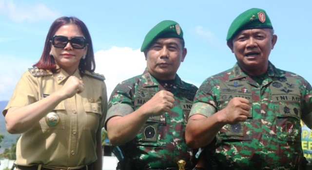 Bupati Minut Vonnie Panambunan bersama Mayjen TNI Ganip Warsito kepada Mayjen TNI Madsuni .
