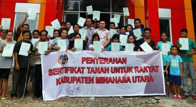 Raut wajah gembira masyarakat Desa Ponto yang telah menerima sertifikat tanah.