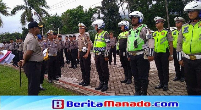 Kapolres Minut AKBP Alfaris Pattiwael SIK MH saat mengecek kesiapan pasukan dalam rangka pengamanan Paskah 2018.
