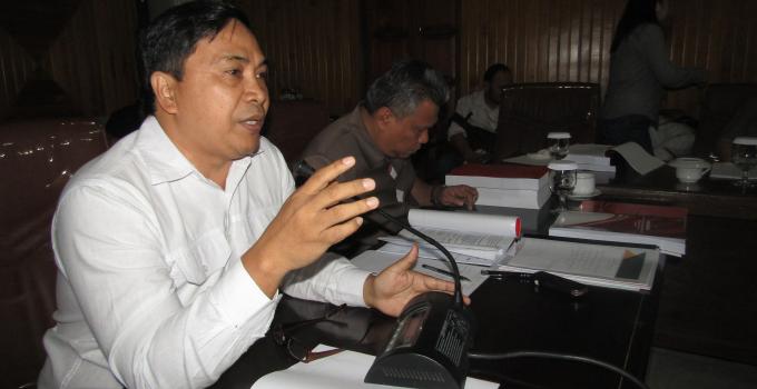 James Karinda salam suatu rapat di DPRD Sulut