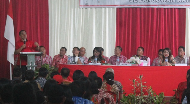 Jantje Wowiling Sajow dalam tatap muka dengan jajaran pemerintahan Kecamatan Langowan Raya