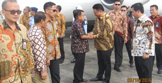 Wapres Jusuf Kalla disambut Gubernur Olly Dondokambey beberapa waktu lalu
