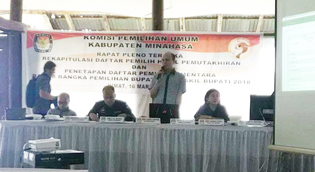 Ketua KPU Minahasa Meidy Tinangon saat membuka Rapat Pleno Penetapan DPS Pilkada Minahasa 2018. (Foto:IST)