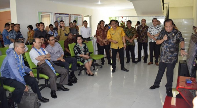 Wali kota saat memberikan penjelasan kepada Duta Besar China soal investasi Kota Bitung