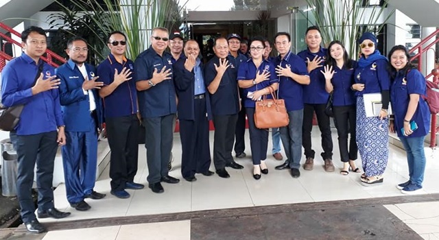 Ketua DPW Partai NasDem Max Lomban (tengah) bersama jajaran pengurus DPW NasDem Sulut. (Foto:IST)