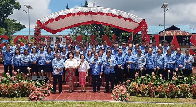 Bupati Jantje Wowiling Sajow dan Wakil Bupati Ivan Sarundajang bersama jajaran Pemkab Minahasa