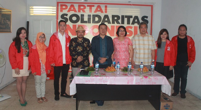 Empat Tim  Seleksi (tengah) bersama Pengurus DPW Provinsi Sulawesi Utara