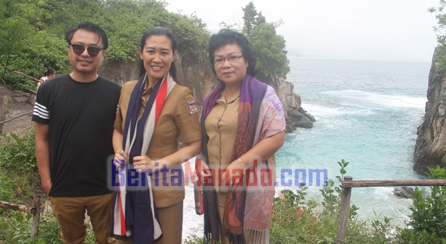 Widyawati Rinjani (tengah) bersama dua ASN Disbudpar Minahasa dengan latar belakang pemandangan Pantai Jiko