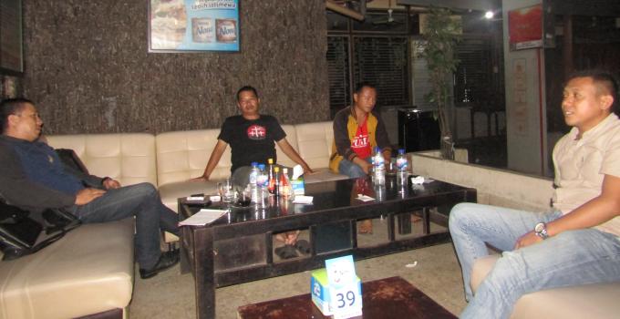 Refoi Walla dan Jutry Tumimomor, orang tua dari korban penganiayaan bersama Ketua LPAI Sulut, Adv. E.K Tindangen SH