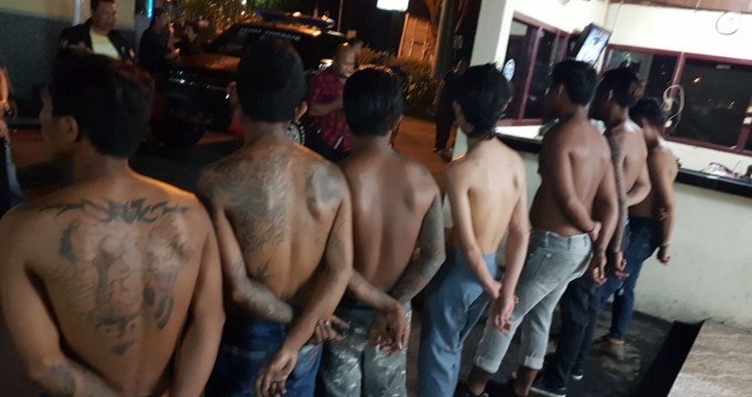 Tujuh pemuda saat berada di Polsek Maesa