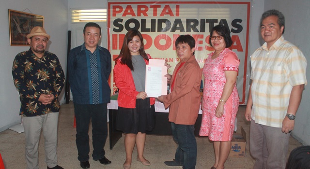 Rocky Mende (baju coklat) saat menyerahkan formulir pendaftaran kepada salah satu Pengurus DPW PSI Sulut