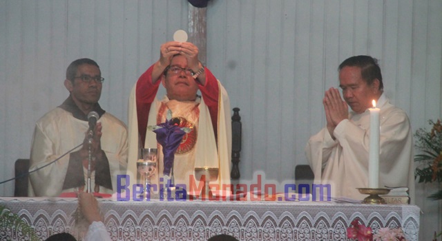 Uskup Manado Mgr. Benediktus Estephanus Rolly Untu MSC saat memimpin perayaan eakaristi