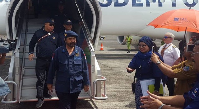 Surya Paloh saat tiba di Bandara Internasional Sam Ratulangi. (Foto:IST)