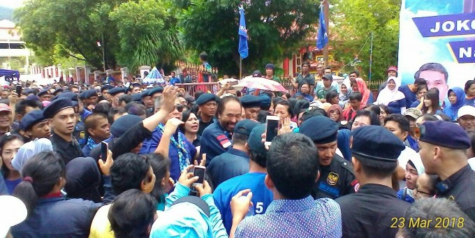 Surya Paloh disambut ratusan massa Partai NasDem Kota Bitung