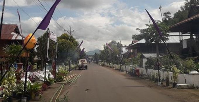 Umbul-umbul ungu lambang Paskah di desa Pulutan, kecamatan Romboken