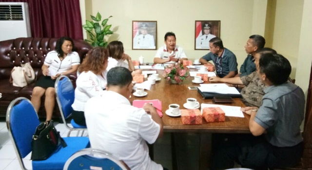 Ferry Sangian pimpin rapat tim pendukung di Kantor Dinas Kebudayaan Sulut