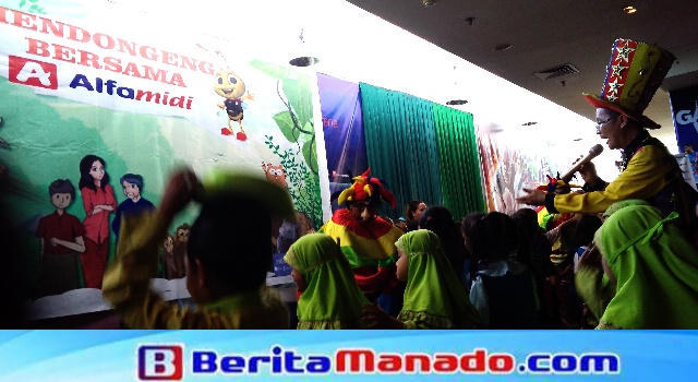 Anak-anak turut bernyanyi dan bermain bersama Kak Daniel Manado usai mendengarkan dongeng