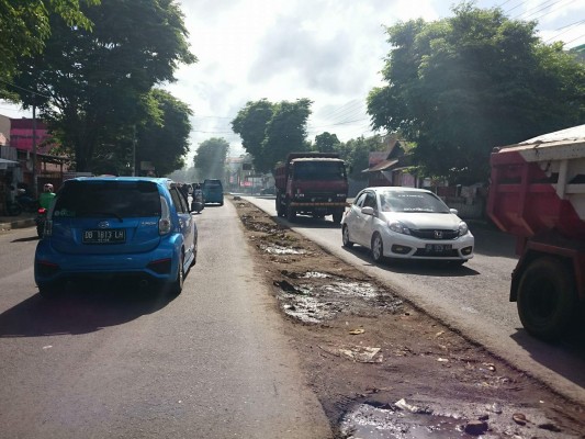 Median Jalan Melalayang yang telah dibongkar untuk pembangunan jalur khusus Ambulas 