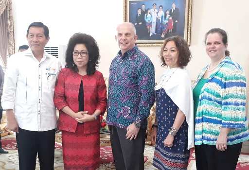Wali Kota Manado Vicky Lumentut bersama isteri saat foto bersama usai pertemuan dengan Dubes Amerika Joseph Donovan di rumah dinas Wali Kota Manado.