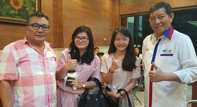 Marceli (kedua dari kiri) foto bersama Walikota Manado GS Vicky Lumentut dan Berty Mendur (kiri)