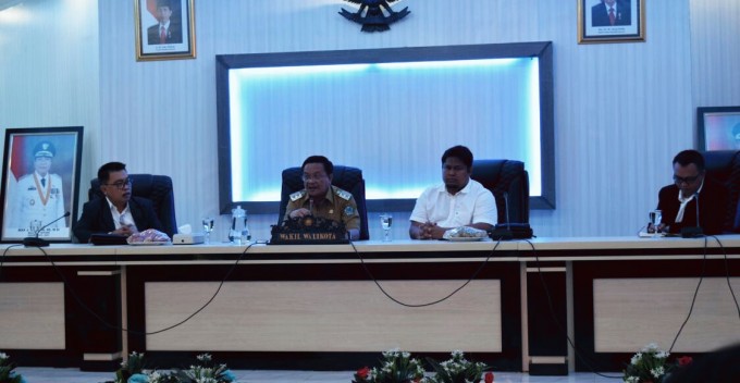 Fabian bersama Wawali saat mensosialisasikan 