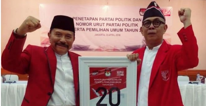Hendropriyono bersama Ronald Pauner saat pencabutan nomor urut PKPI sebagai peserta Pemilu 2019